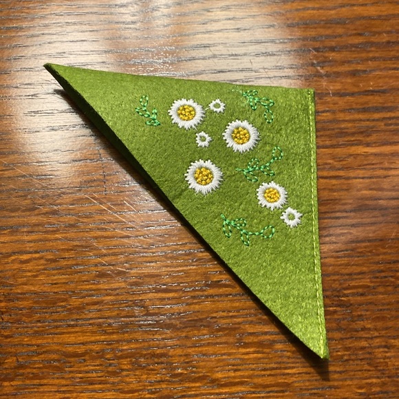 Embroidered Green Floral Felt Corner Bookmark Marker - NEW - Picture 3 of 3